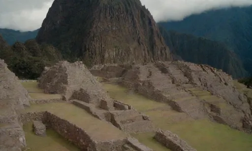 Una línea de tiempo que detalla el desarrollo histórico del Perú desde tiempos prehispánicos hasta el día moderno.